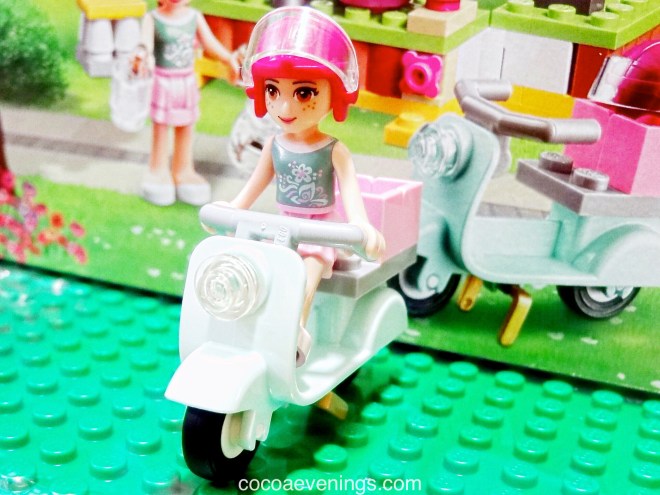 lego-friends-mia-scooter-IMG-4509